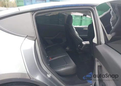 2025 Tesla Model Y Long Range Dual Motor Rear-Wheel Drive z USA, uszkodzony, nr VIN 7SAYGDED9SA358462